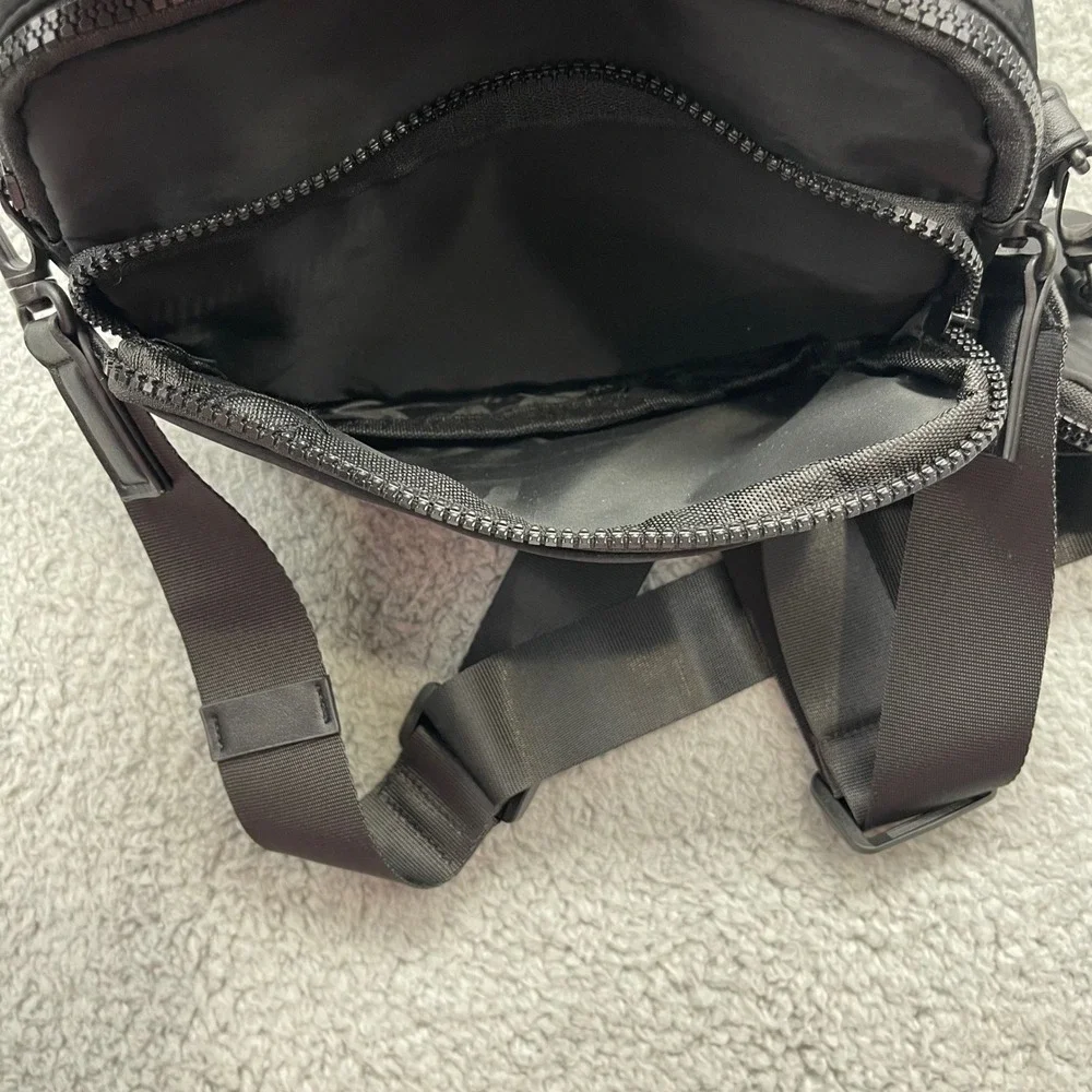 Avalanche AVF8553BK Unisex Small Black Crossbody Bag w/ Detachable Utility Pouch
